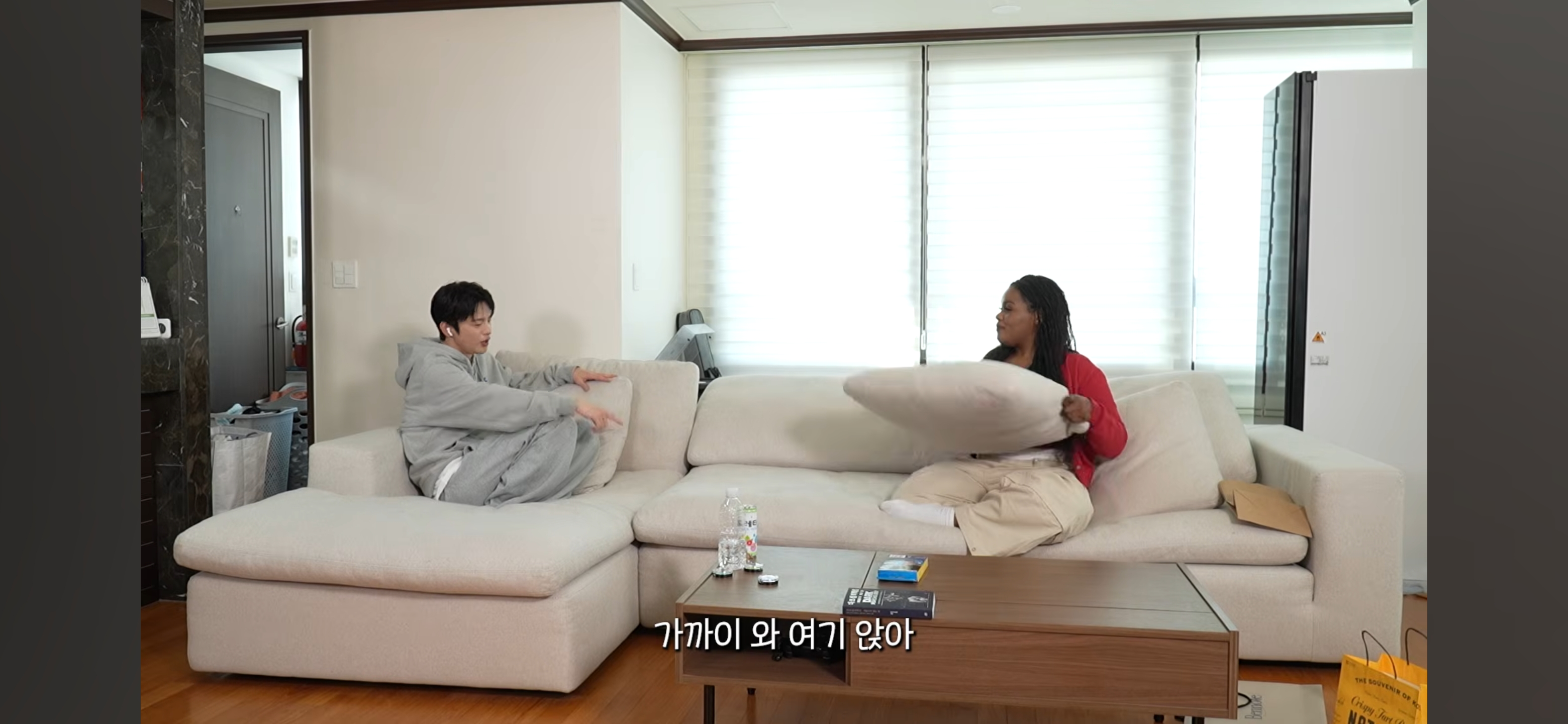 방바닥에 누워서 서인국 보내버리려는 나단이 | 인스티즈