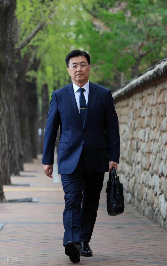 윤석열 변호인단 멘붕시킨 홍장원의 위엄.gif | 인스티즈