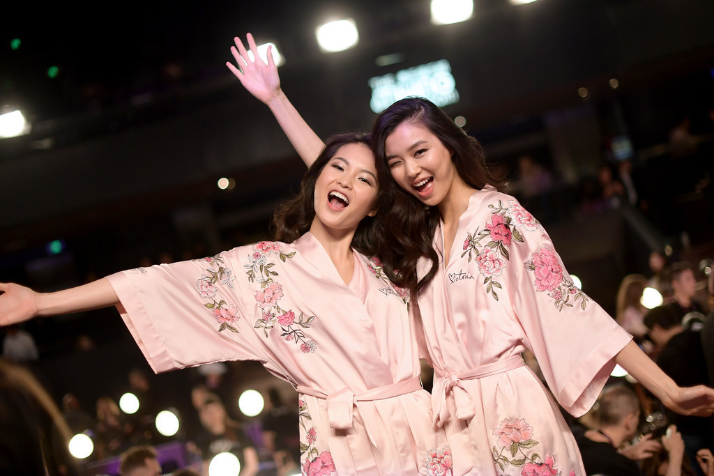 2017년 빅토리아 시크릿에 선 동양인(중국인) 모델 | 인스티즈