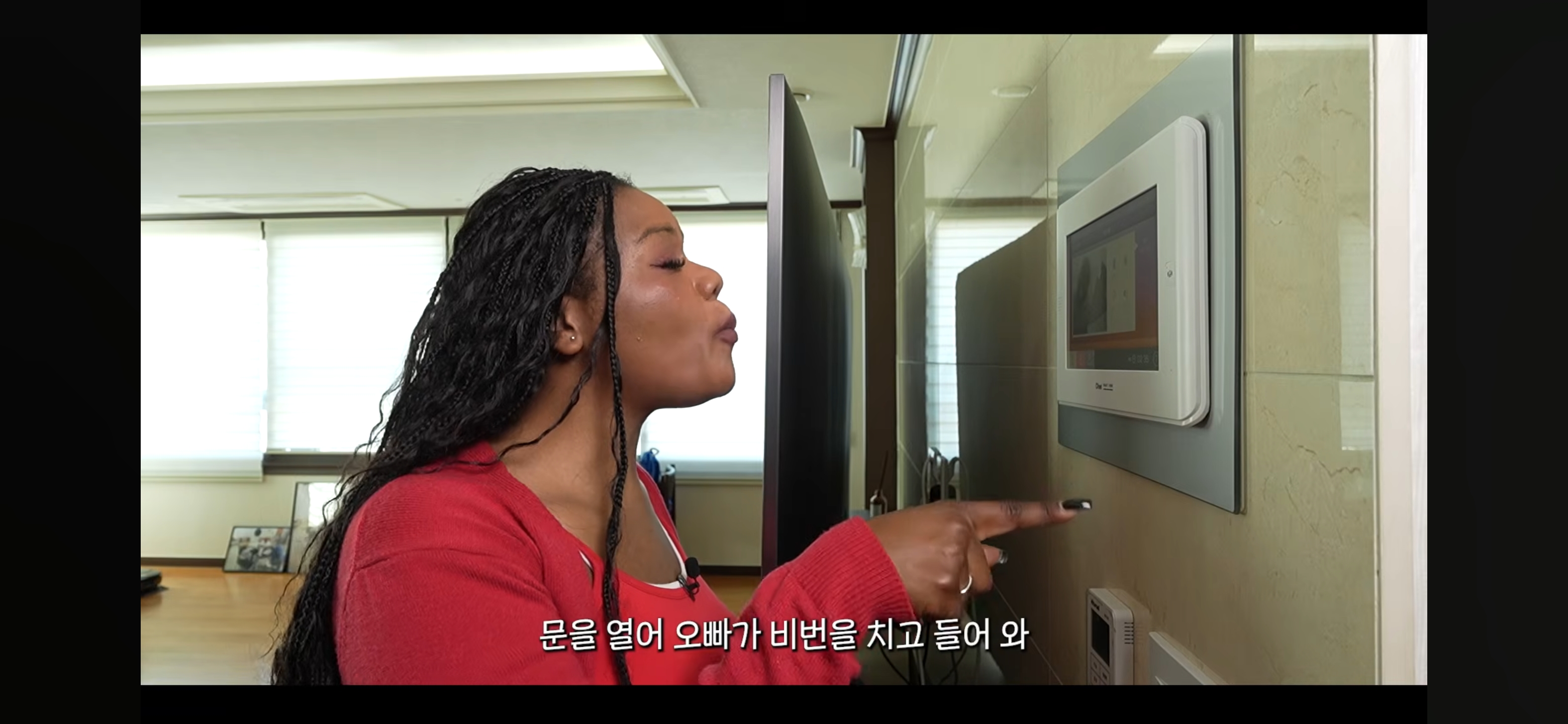 방바닥에 누워서 서인국 보내버리려는 나단이 | 인스티즈