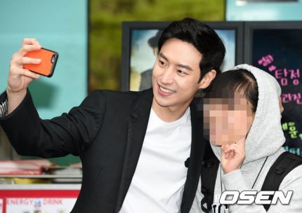 셀카같이 찍어줄때 완전 남친처럼 찍어주는 남자연예인 3대장 | 인스티즈