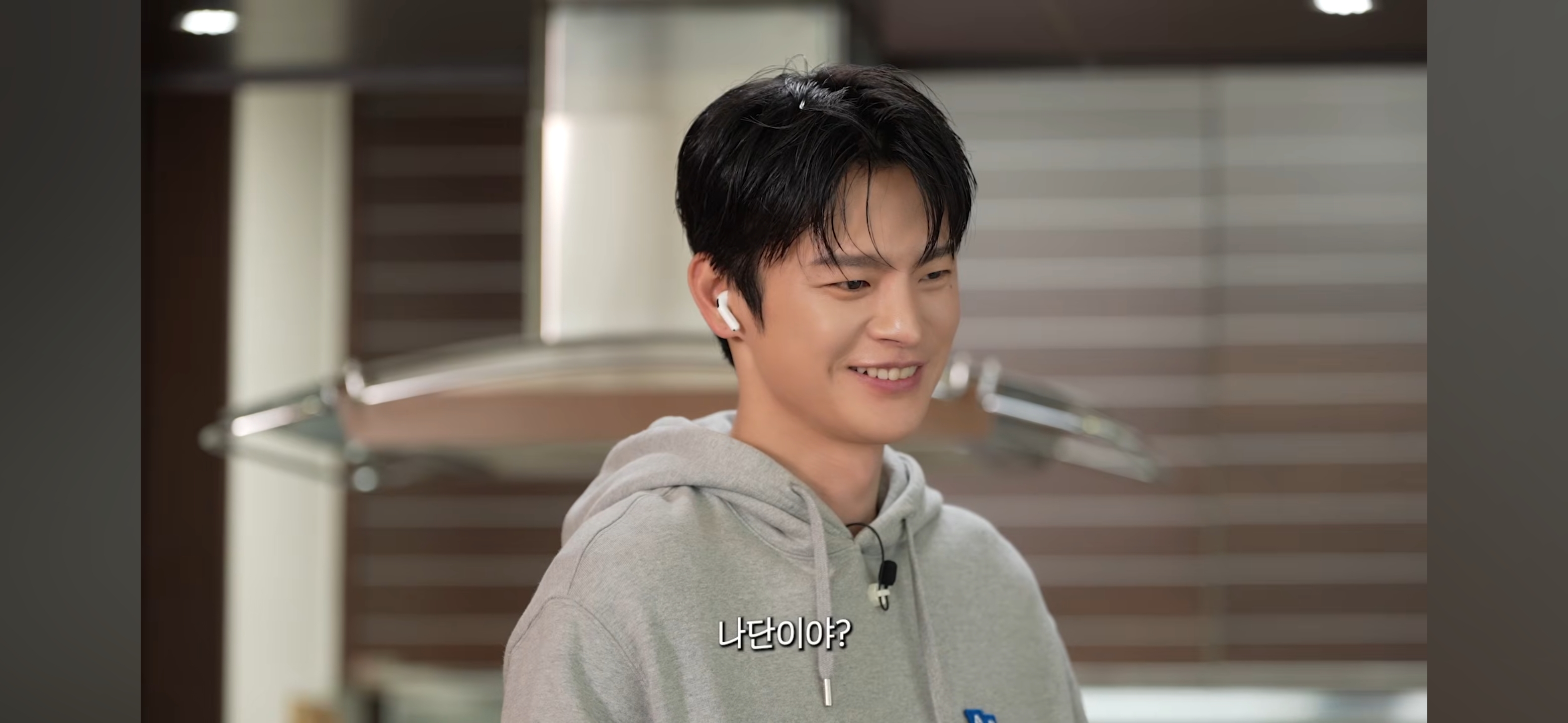 방바닥에 누워서 서인국 보내버리려는 나단이 | 인스티즈