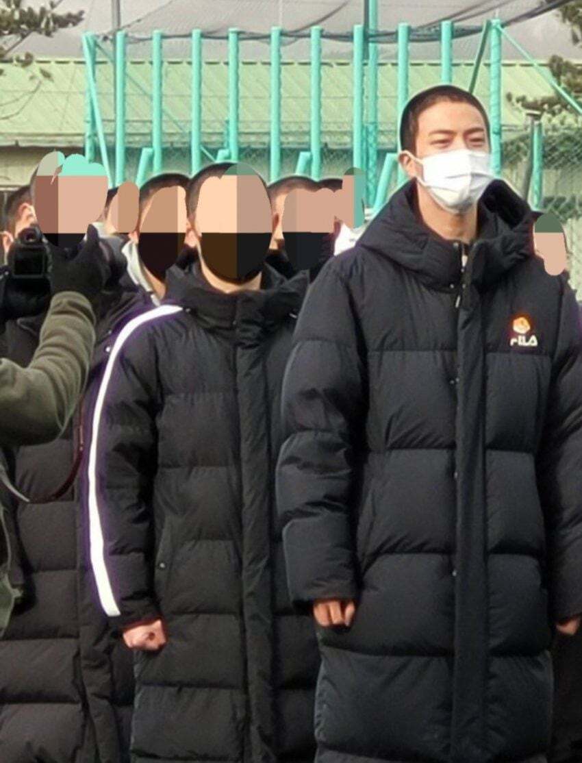 방탄 진 군대 사진에서 신기한 거 | 인스티즈