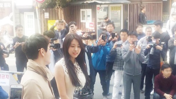 설현을 바라보는 남자들..jpg | 인스티즈