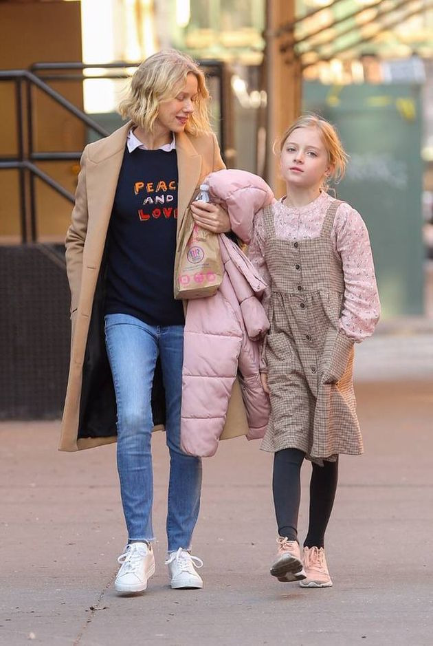 남자 아이인데 여자같이 입고다녀서 화제였던 나오미 왓츠 아들 근황.jpg | 인스티즈