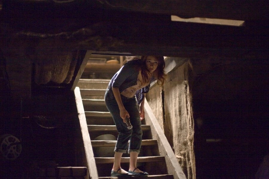 친구들과 별장으로 휴가를 왔는데 연구원들이 지하에서 우릴 감시하고 있어...gif | 인스티즈