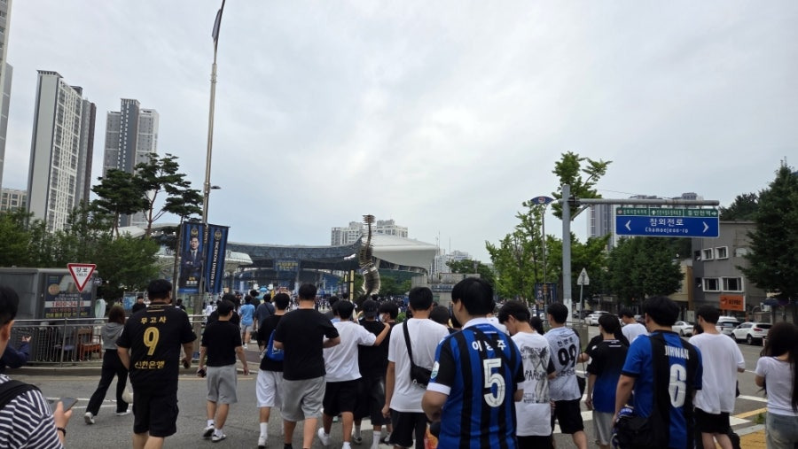 요즘 눈에 띄게 늘어난 옷차림 | 인스티즈