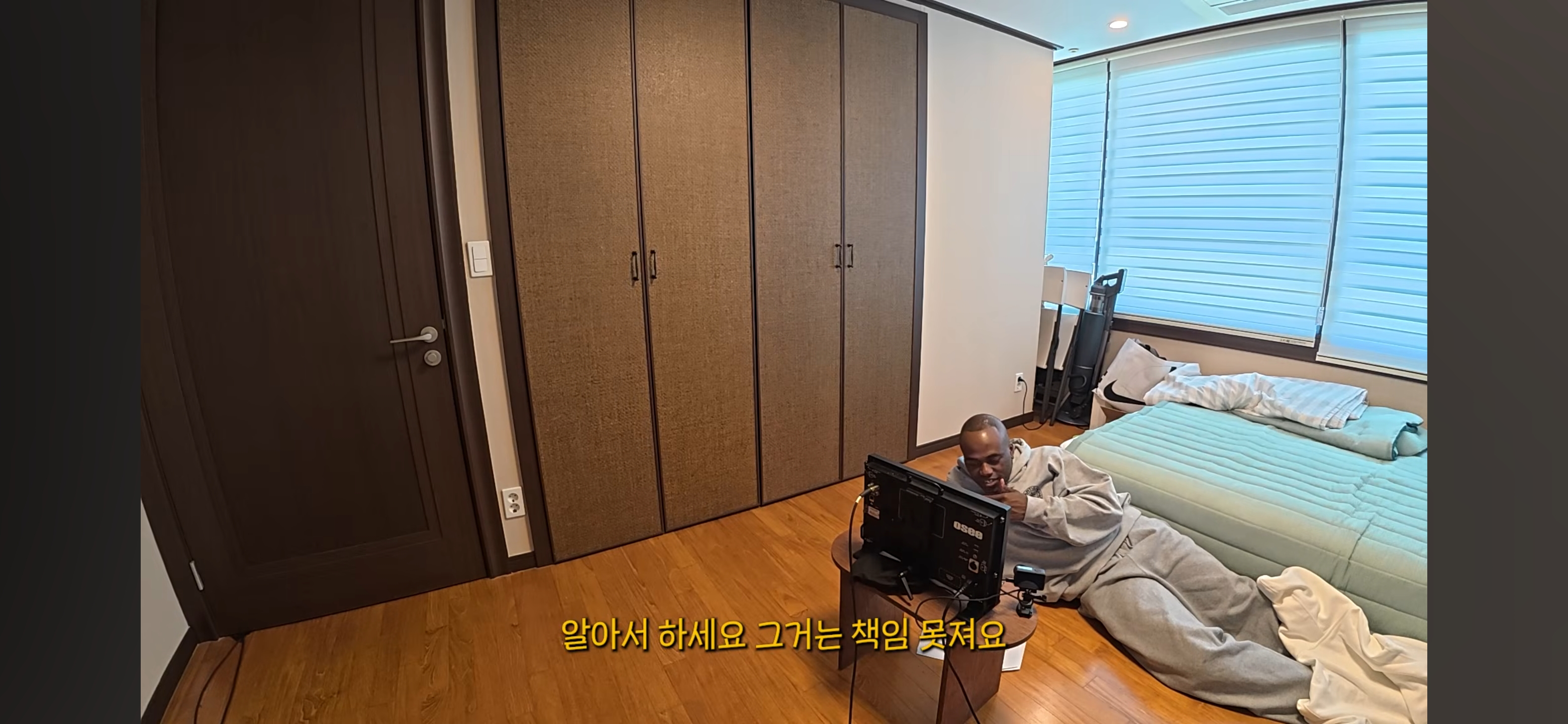 방바닥에 누워서 서인국 보내버리려는 나단이 | 인스티즈