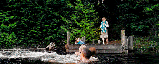 친구들과 별장으로 휴가를 왔는데 연구원들이 지하에서 우릴 감시하고 있어...gif | 인스티즈