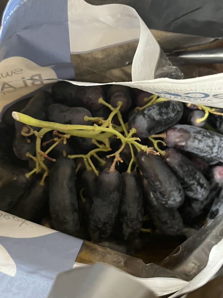 오늘밥먹고 과일가게 들렀는데 아저씨가 나 포도한송이 사게하려고 10알먹임 | 인스티즈