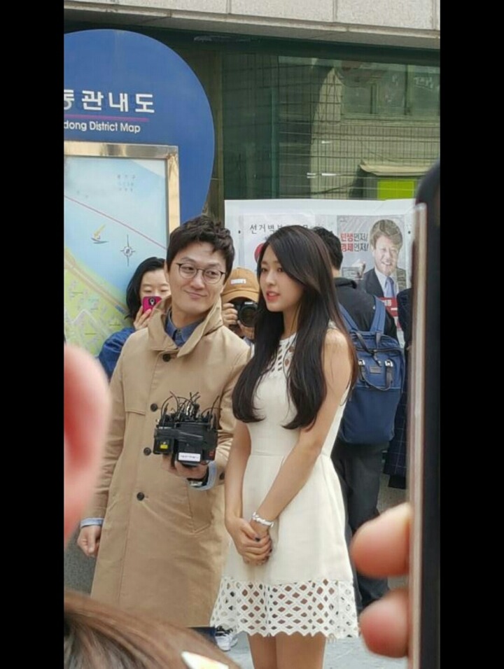 설현을 바라보는 남자들..jpg | 인스티즈