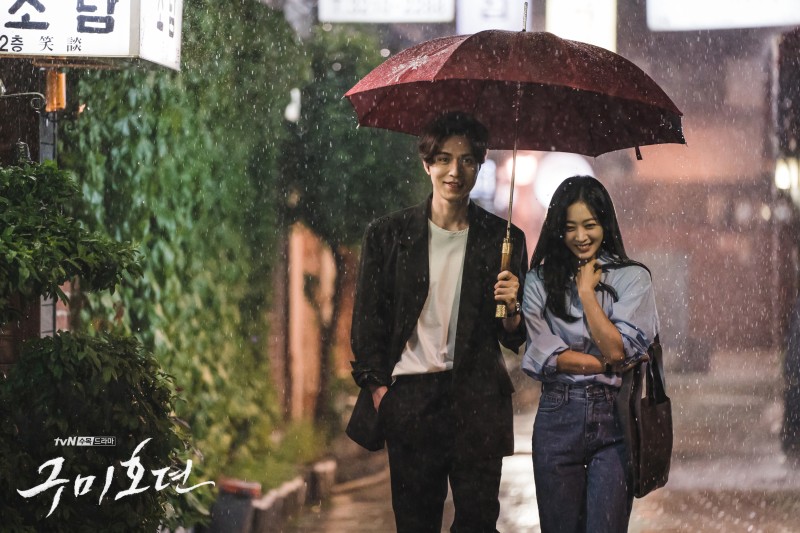 "같이 비 맞아주는 사람🌧" vs "비를 막아주는 사람☔️" 중 어떤 사람을 더 좋아하나요? | 인스티즈