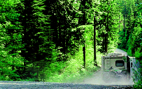 친구들과 별장으로 휴가를 왔는데 연구원들이 지하에서 우릴 감시하고 있어...gif | 인스티즈