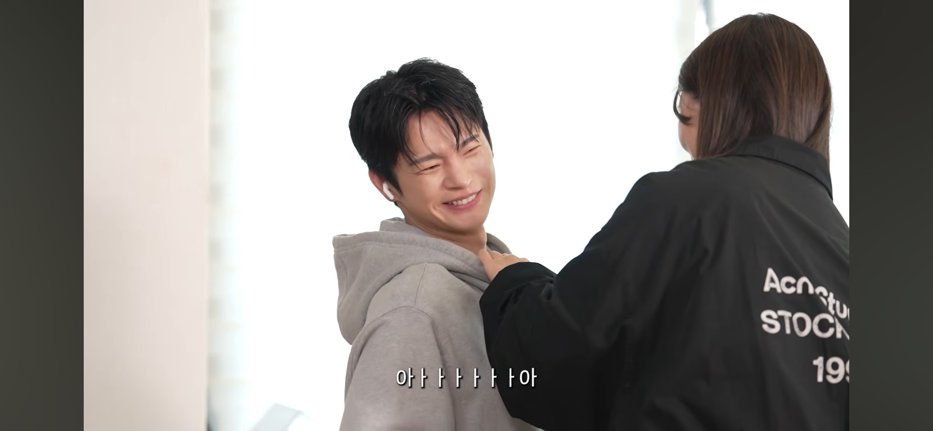 방바닥에 누워서 서인국 보내버리려는 나단이 | 인스티즈