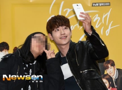 셀카같이 찍어줄때 완전 남친처럼 찍어주는 남자연예인 3대장 | 인스티즈