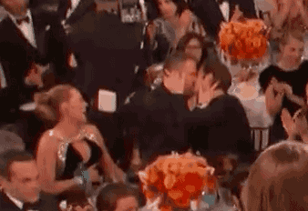 라이언 레이놀즈에 이어 스티븐 콜베어와 키스한 앤드류 가필드 | 인스티즈