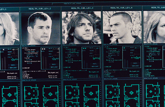 친구들과 별장으로 휴가를 왔는데 연구원들이 지하에서 우릴 감시하고 있어...gif | 인스티즈
