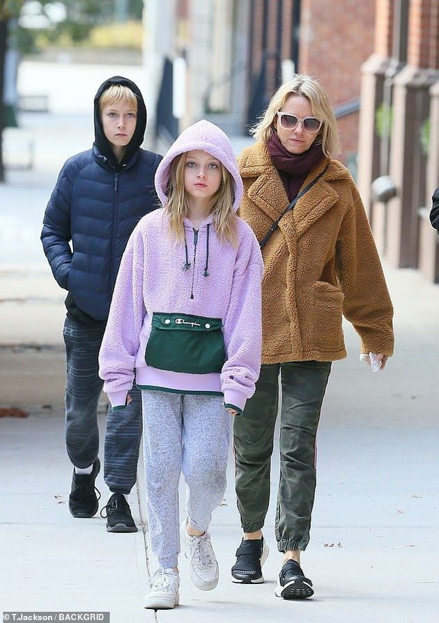 남자 아이인데 여자같이 입고다녀서 화제였던 나오미 왓츠 아들 근황.jpg | 인스티즈