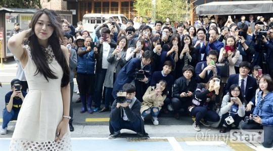 설현을 바라보는 남자들..jpg | 인스티즈