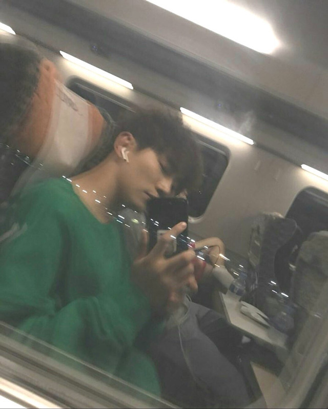 에어팟을 착용한 아이돌, 연예인 모음 | 인스티즈