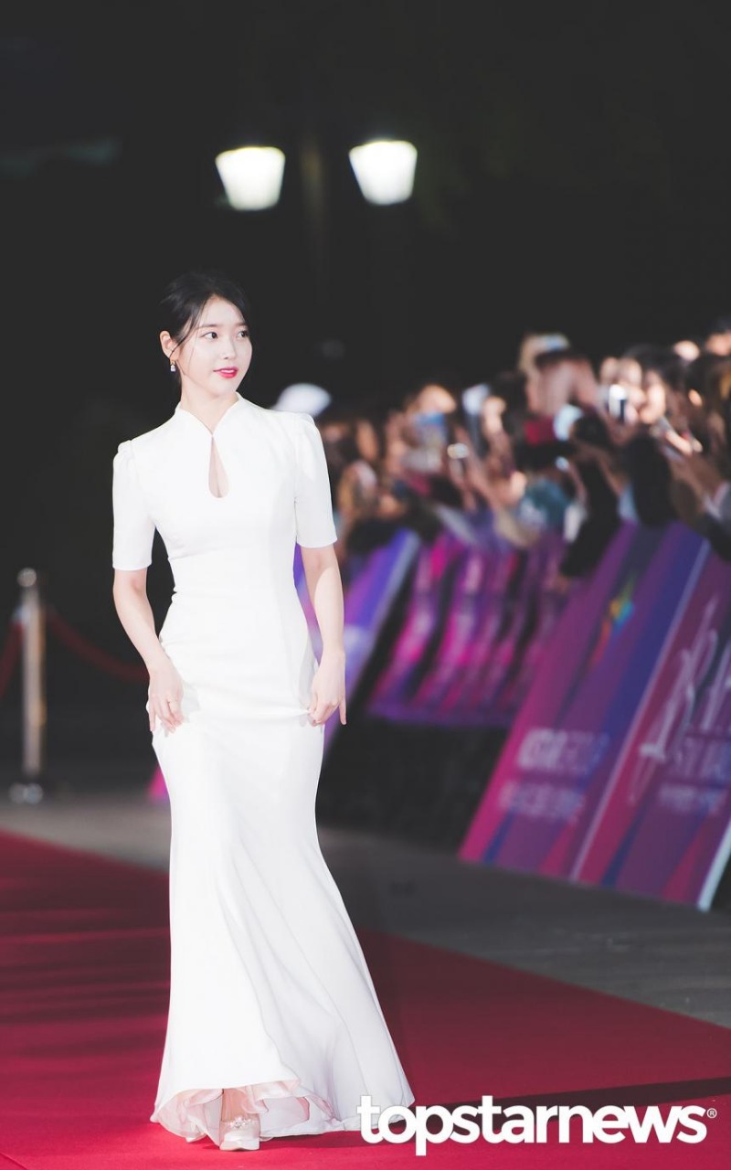 흰색 드레스 입은 아이유 .jpg | 인스티즈