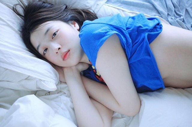 설리, 침대 위 속옷 차림으로 상의 걷어올린 사진 공개에 인스타그램 '후끈' | 인스티즈
