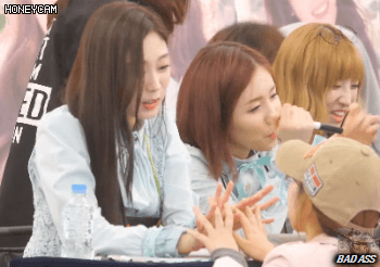 팬들 손 잡아주고 손깍지 끼는 러블리즈 지수.gif | 인스티즈