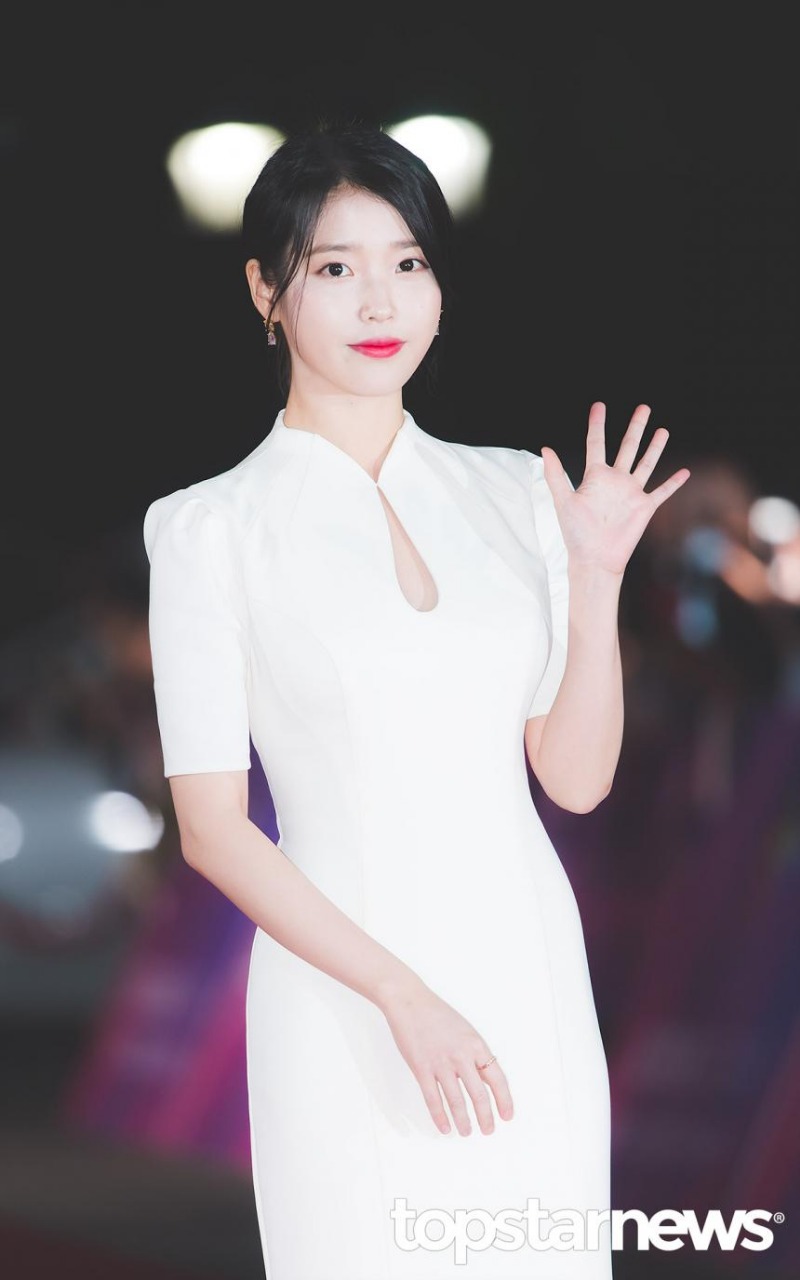 흰색 드레스 입은 아이유 .jpg | 인스티즈