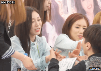 팬들 손 잡아주고 손깍지 끼는 러블리즈 지수.gif | 인스티즈