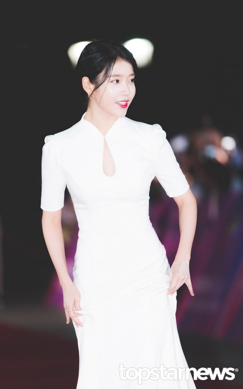 흰색 드레스 입은 아이유 .jpg | 인스티즈