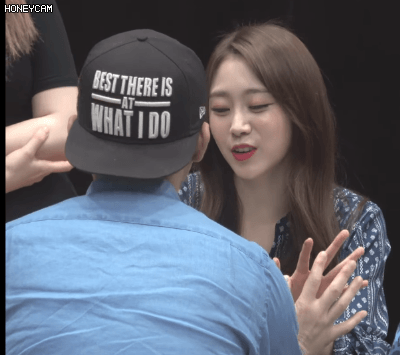 팬들 손 잡아주고 손깍지 끼는 러블리즈 지수.gif | 인스티즈