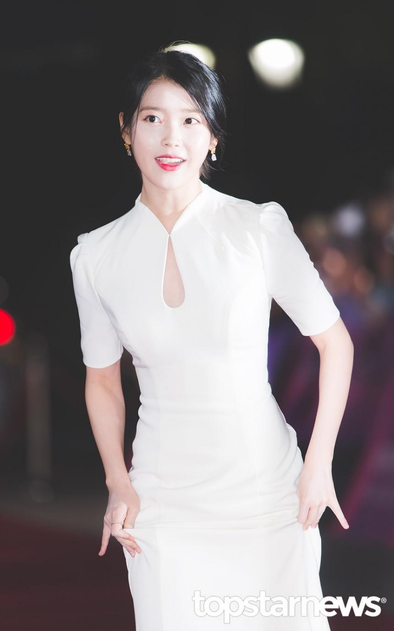 흰색 드레스 입은 아이유 .jpg | 인스티즈