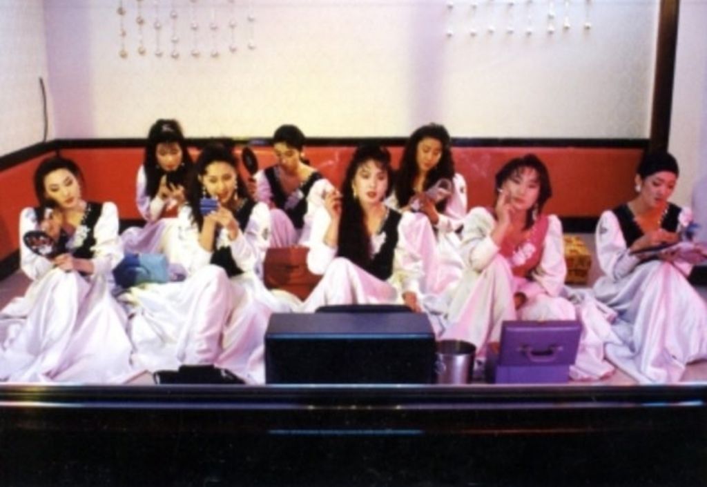 홀복이 나오기 이전엔 웨딩드레스가 성매매 의상이었음.X | 인스티즈