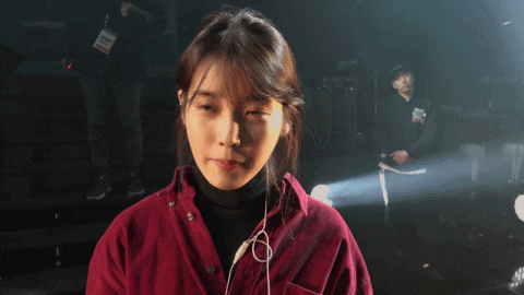수상소감 할 때 버벅거려서 집에서 이불 킥 했다는 아이유.gif | 인스티즈