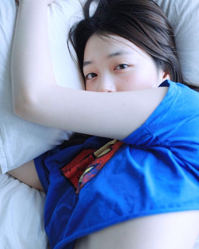 설리, 침대 위 속옷 차림으로 상의 걷어올린 사진 공개에 인스타그램 '후끈' | 인스티즈