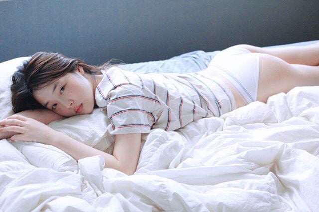 설리, 침대 위 속옷 차림으로 상의 걷어올린 사진 공개에 인스타그램 '후끈' | 인스티즈
