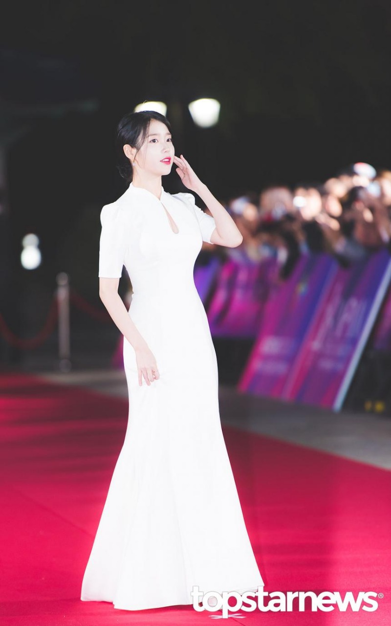 흰색 드레스 입은 아이유 .jpg | 인스티즈