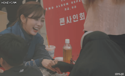 팬들 손 잡아주고 손깍지 끼는 러블리즈 지수.gif | 인스티즈