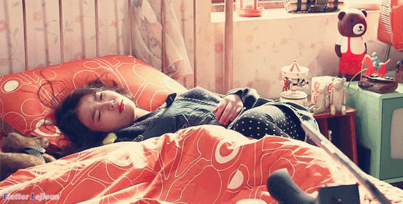 수상소감 할 때 버벅거려서 집에서 이불 킥 했다는 아이유.gif | 인스티즈