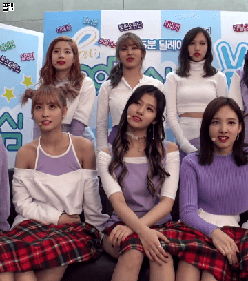 치마 속 방어하는 사나.gif | 인스티즈