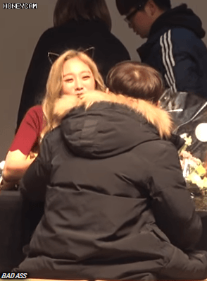 팬들 손 잡아주고 손깍지 끼는 러블리즈 지수.gif | 인스티즈