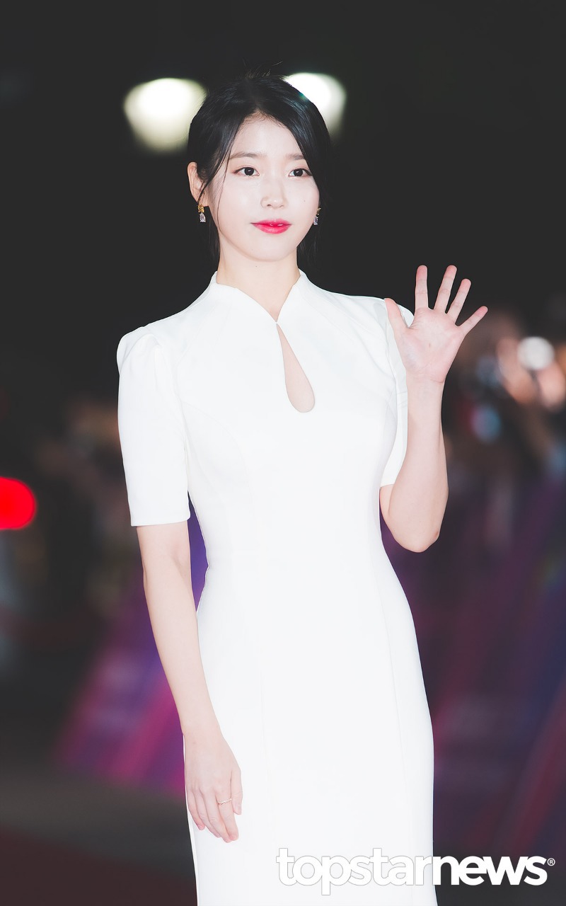 흰색 드레스 입은 아이유 .jpg | 인스티즈