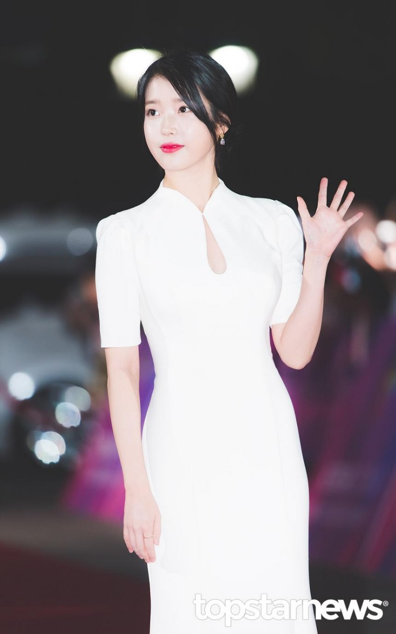 흰색 드레스 입은 아이유 .jpg | 인스티즈