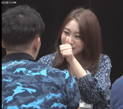 팬들 손 잡아주고 손깍지 끼는 러블리즈 지수.gif | 인스티즈