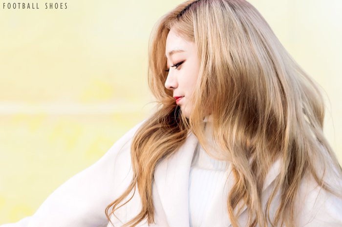 팬들 손 잡아주고 손깍지 끼는 러블리즈 지수.gif | 인스티즈