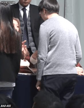 팬들 손 잡아주고 손깍지 끼는 러블리즈 지수.gif | 인스티즈