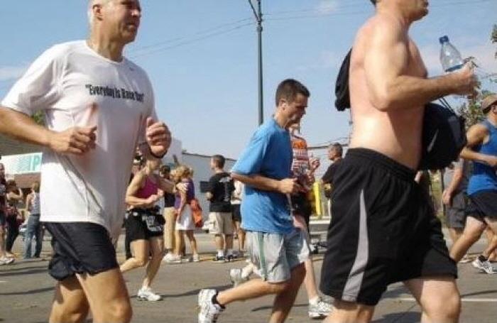 마라톤 뛸 때 젖꼭지에 테이프 하는 이유.jpg | 인스티즈