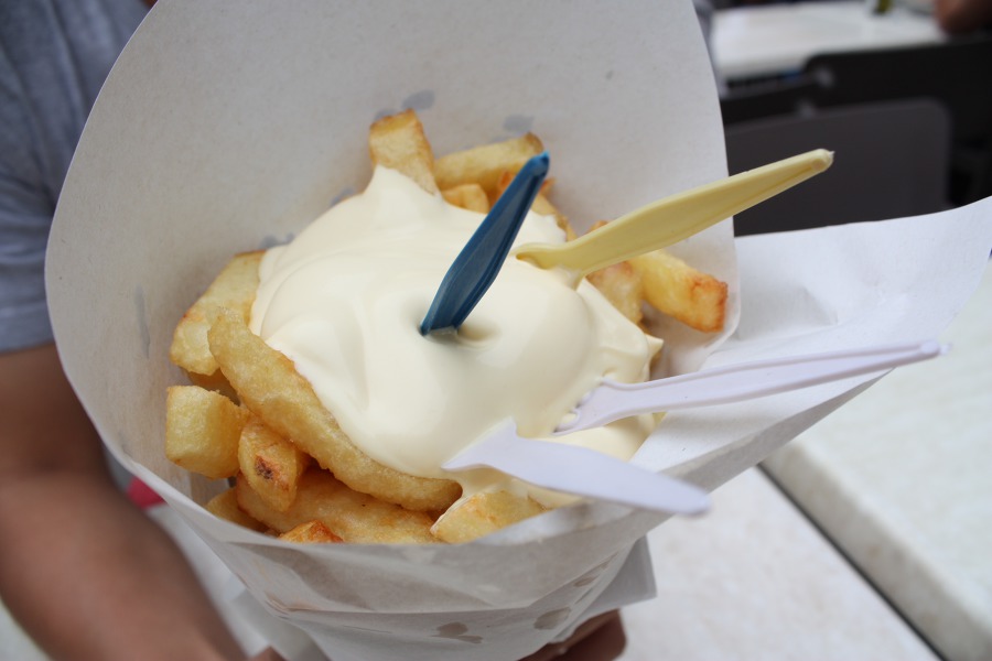 케챱 대신 마요네즈를 찍어먹는 벨기에의 길거리 감자튀김.jpg | 인스티즈