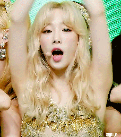태연 겨드랑이 움짤.GIF (feat.그아탱) | 인스티즈