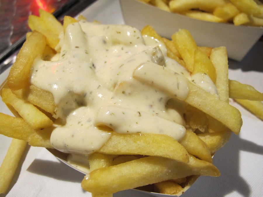 케챱 대신 마요네즈를 찍어먹는 벨기에의 길거리 감자튀김.jpg | 인스티즈